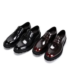 Comparación de zapatos derby de charol negro y burdeos para hombre con suelas gruesas