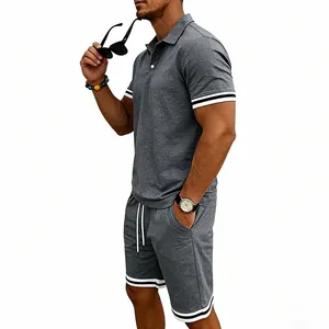 Vista laterale del set polo e pantaloncini grigi da uomo con eleganti bordi a righe