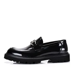 Seitenansicht schwarzer Lackleder-Loafer für Herren mit Plateausohle und Metallschnalle