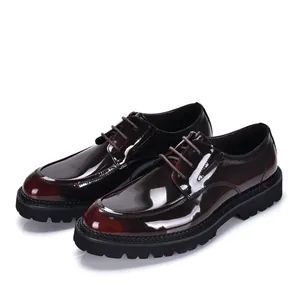 Elegantes zapatos Derby de charol burdeos con suela gruesa de tacos y cordones.
