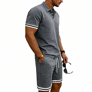 Dettaglio vista laterale di polo e pantaloncini grigi da uomo con bordi a righe
