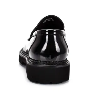 Rückansicht von eleganten Herren-Loafern aus schwarzem Lackleder mit dicken Sohlen