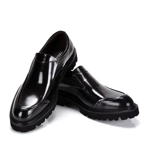Gedetailleerd overzicht van hoogglanzende zwarte lakleren herenloafers met dikke profielzolen