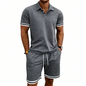 Completo da uomo casual in due pezzi con polo grigia e pantaloncini con bordi a righe