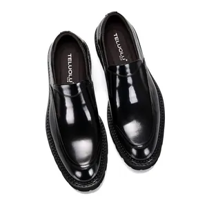 Bovenaanzicht van heren loafers in glanzend lakleer met een moderne dikke zool ontwerp.