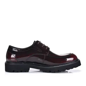 Zapatos derby de hombre en charol burdeos con suela gruesa para trajes formales de negocios.
