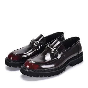 Detailansicht hochwertiger Herren-Lederloafers mit Glanzfinish und Metallschnalle