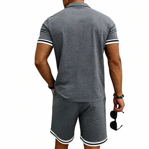 Vista posteriore di un set da uomo grigio a 2 pezzi polo e pantaloncini con strisce