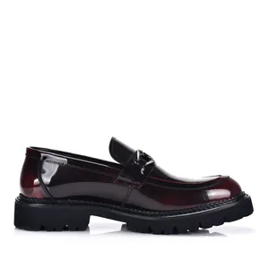 Seitenansicht herren loafer aus burgunderrotem lackleder mit dicken schwarzen profilsohlen