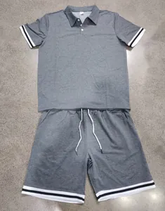 Dettaglio completo set polo grigio uomo con polsini a righe e pantaloncini con coulisse