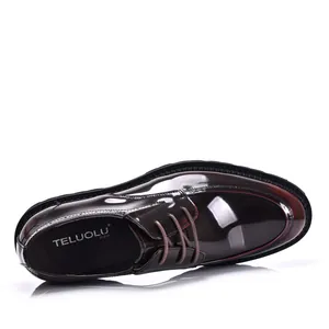 Primer plano de zapatos de vestir para hombre en cuero charol burdeos brillante