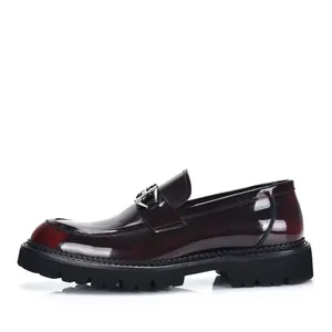 Detailansicht eines glänzenden dunkelburgunderroten Leder-Loafers mit dicker Profilsohle