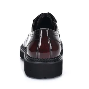 Vista trasera de zapato derby de charol brillante con suela gruesa y detalles de costura