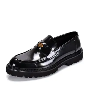 Elegante mocassino in pelle verniciata nera con sofisticato stemma dorato unico