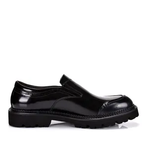 Gedetailleerd zijaanzicht van zwarte lakleren loafers voor heren met platformzool