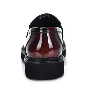 Rückansicht von Herren-Loafers aus weinrotem Lackleder mit dicker schwarzer Sohle