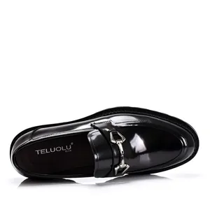Detailansicht glänzender schwarzer Lackleder-Loafer für Herren mit klassischer Metallschnalle