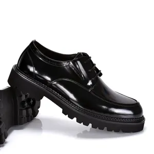 Primer plano de zapatos Derby clásicos de charol negro para hombre con suela gruesa dentada