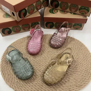 Detaillierte Draufsicht auf vier bunte Kinder-Jelly-Sandalen und passende Boxen