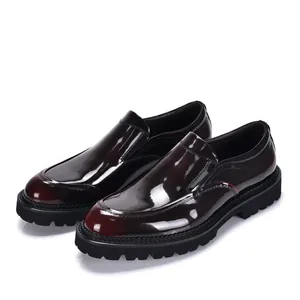 Detail van premium bordeauxrode lakschoenen voor heren met dikke profielzolen