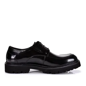 Perfil lateral detallado de zapatos Derby de charol negro brillante para hombre suela gruesa