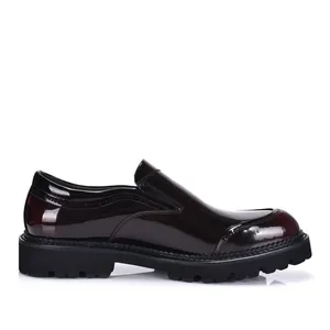 Profiel detail van heren loafers van glanzend lakleer met dikke profielzool in bordeaux