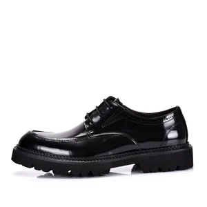 Vista lateral de zapatos Derby de charol negro para hombre con suela gruesa resistente