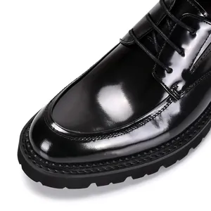 Primer plano de zapatos Derby de charol negro que muestra el acabado brillante y costuras
