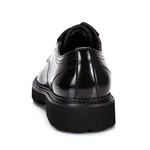 Vista trasera de zapato Derby de charol negro con acabado de alto brillo y suela gruesa
