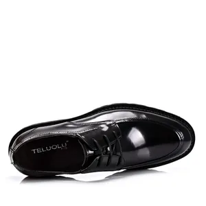 Vista superior de zapatos derby formales en charol negro brillante con cordones