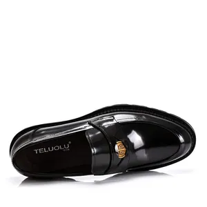Mocassino in pelle verniciata nera lucida da uomo con dettaglio emblema dorato elegante