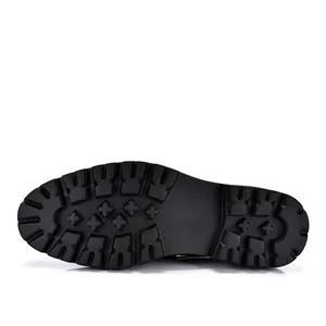 Dettaglio della suola in gomma antiscivolo di scarpe eleganti da uomo in pelle
