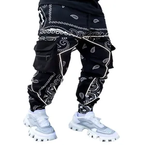Streetwear cargobroek voor heren met witte paisley print en reflecterende strepen.