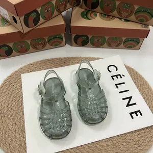 Detailansicht der gewebten Kinder-Glittersandalen mit Mini Melissa Logo