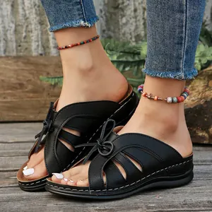 Elegantes sandalias de cuña negras con lazo decorativo y aberturas de estilo único