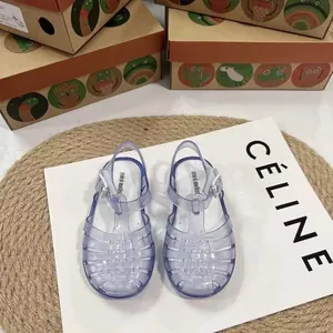 Detailansicht lila geflochtener Jelly-Sandalen für Kinder mit Mini Melissa Logo