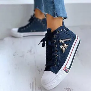 Blaue Denim High-Top Canvas-Sneaker für Damen mit Reißverschluss und Totenkopf-Anhängern.