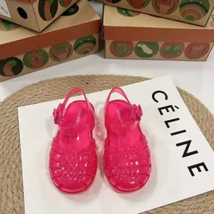 Nahaufnahme der rosa geflochtenen Jelly-Sandalen mit atmungsaktivem Ausschnitt-Design