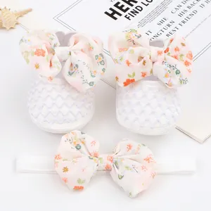 Nahaufnahme von niedlichen Baby-Prinzessin-Schuhen und passendem Blumen-Stirnband-Set