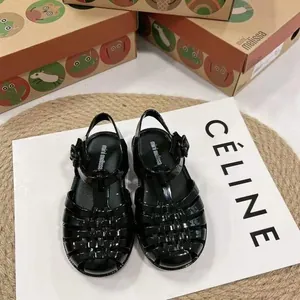 Detailansicht der schwarzen gewebten Mini Melissa Kinder-Sandalen im klassischen Römerstil