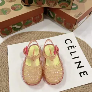 Glitzernde rosa Jelly-Sandalen für Mädchen mit geflochtenem Design und verstellbarer Schnalle.