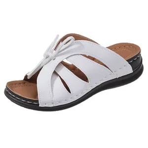 Elegante witte sandalen met sleehak, strikdecoratie en stijlvolle opengewerkte bandjes