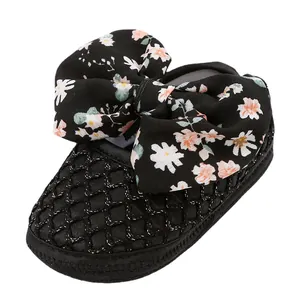 Süße schwarze Babyschuhe mit großer Blumenschleife und weicher flexibler Sohle für Babys