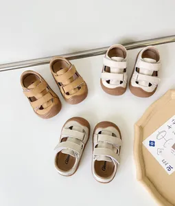 Vue détaillée de sandales en cuir pour bébé en couleurs neutres avec scratchs