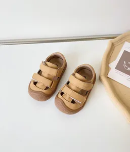 Vue détaillée de sandales en cuir pour bébé avec bout protecteur et semelle souple