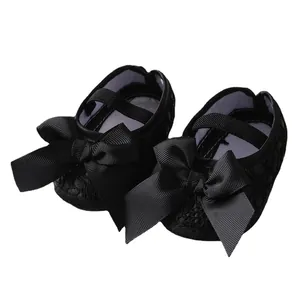 Elegante schwarze Baby-Prinzessinenschuhe aus Spitze mit Schleife und weicher Sohle
