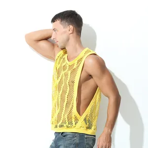 Gelbes Netz-Tanktop für Herren mit weiten Armausschnitten und atmungsaktivem Design.
