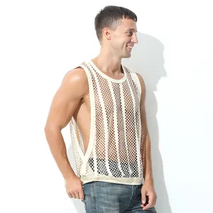 Seitenansicht eines weißen, atmungsaktiven Netz-Tanktops für Herren mit großen Öffnungen