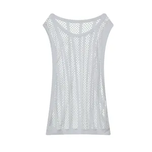 Detailansicht eines weißen, atmungsaktiven Herren-Mesh-Tanktops mit feinem Lochmuster