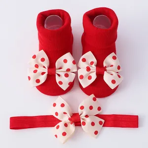 Lindo conjunto de calcetines y diadema rojos para recién nacido con lazos de lunares